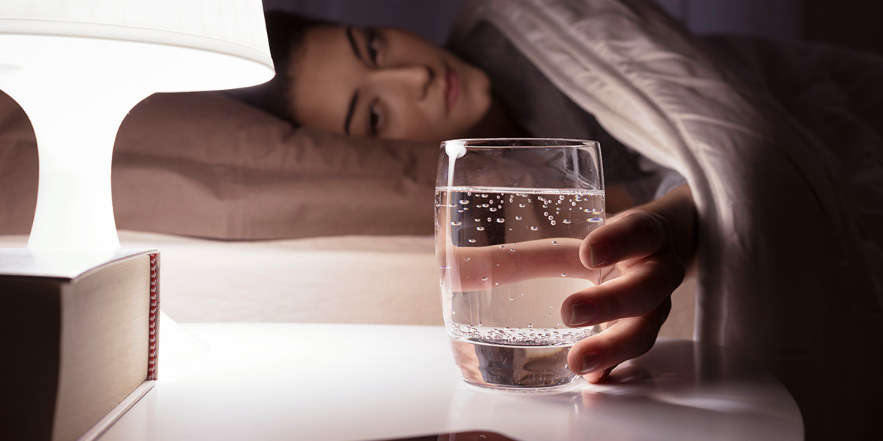 Cual es la importancia de beber agua antes de dormir