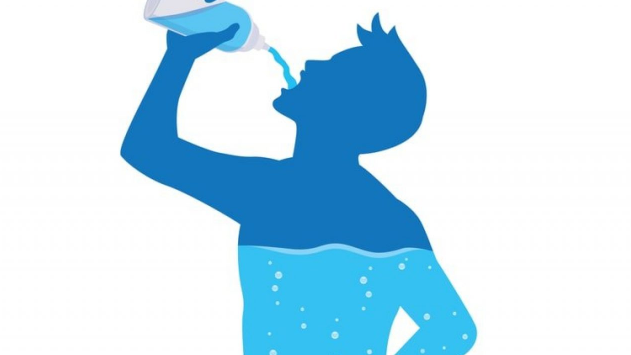 consumir diariamente un mínimo de 2 litros de agua al día