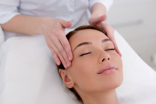 Cómo realizar un masaje para aplacar el dolor de cabeza